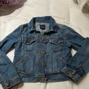 GAP KIDS UNISEX Denim Jacket with Chest Pockets and Button Front